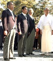 Hashimoto visits Ise Shrine